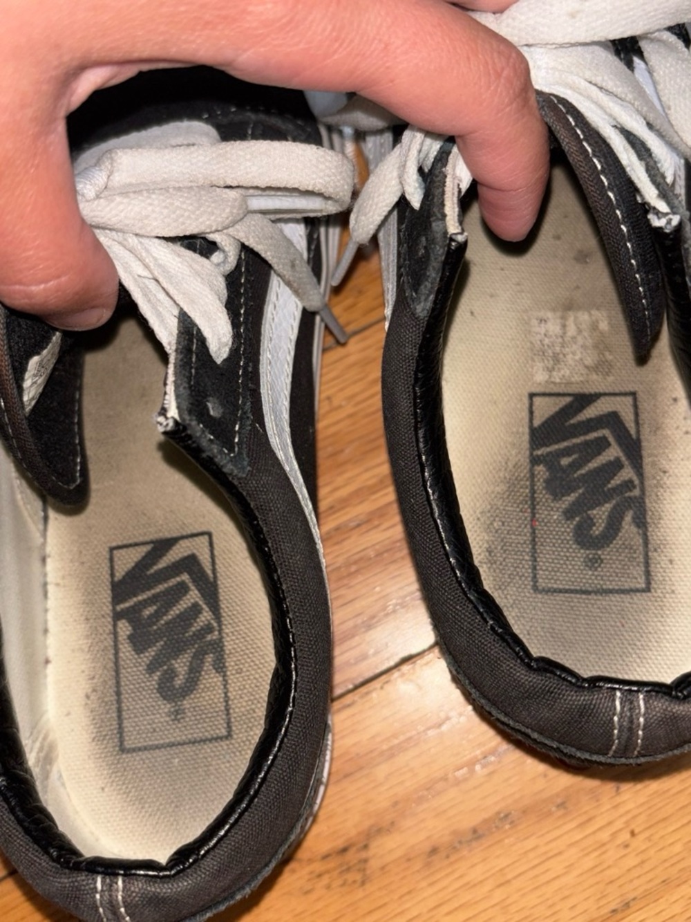 Gym shoes - Picture 2 of 4